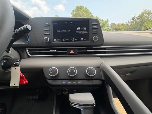 New 2026 Hyundai Elantra SE FWD image 28