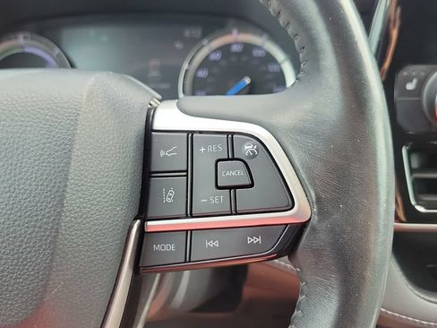 Used 2022 Toyota Highlander XLE FWD image 22