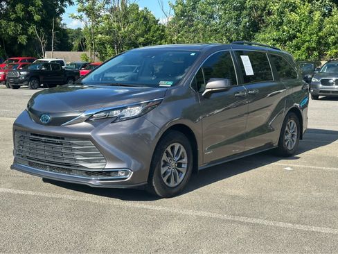 Used 2021 Toyota Sienna XLE w/ XLE Plus Package AWD/4WD image 1