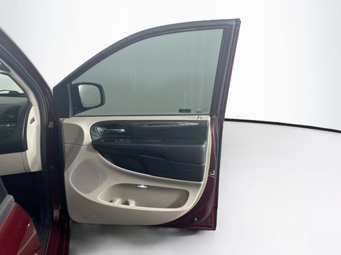 Used 2018 Dodge Grand Caravan SE FWD image 31