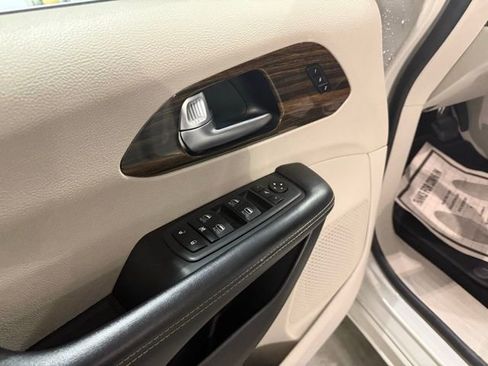 Used 2021 Chrysler Pacifica Limited image 7