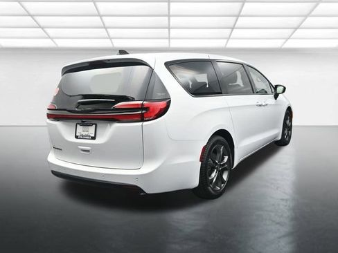 New 2026 Chrysler Pacifica Select image 8