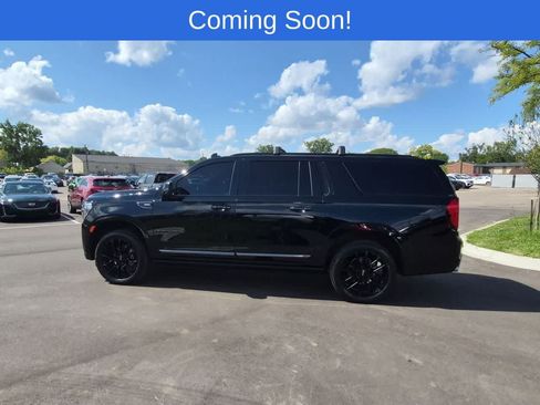 Used 2023 GMC Yukon XL Denali Ultimate AWD/4WD image 3