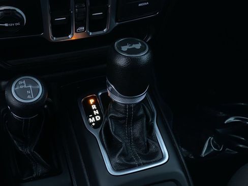 Used 2024 Jeep Wrangler Sahara image 15