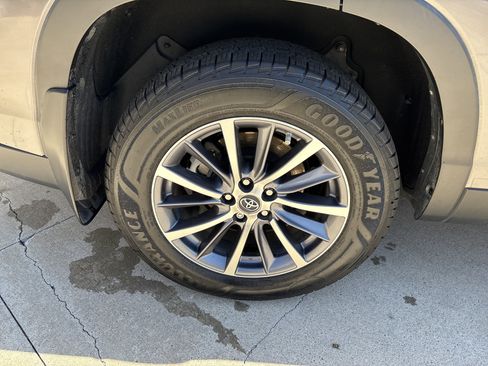 Used 2019 Toyota Highlander XLE AWD/4WD image 37
