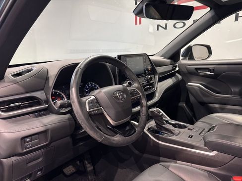 Used 2022 Toyota Highlander XSE image 10