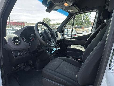 Used 2024 Mercedes-Benz Sprinter 2500 image 9