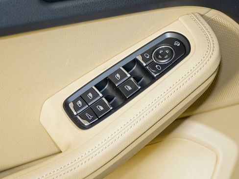 Certified 2025 Porsche Macan AWD/4WD image 20