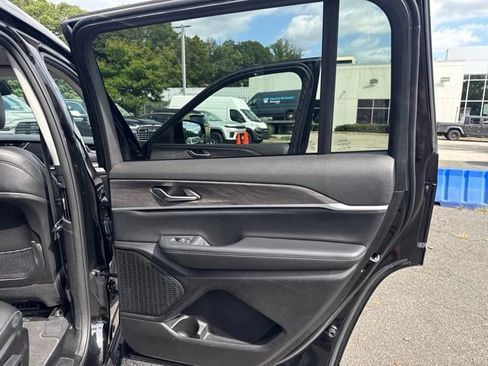 Used 2023 Jeep Grand Cherokee L Limited AWD/4WD image 28