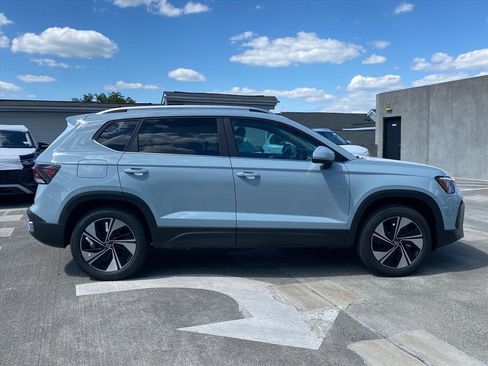 New 2026 Volkswagen Taos SE AWD/4WD image 2