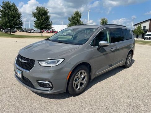 Used 2023 Chrysler Pacifica Limited FWD image 6