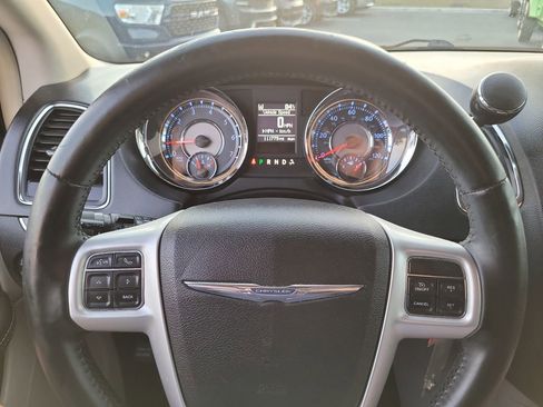 Used 2015 Chrysler Town & Country Touring image 26