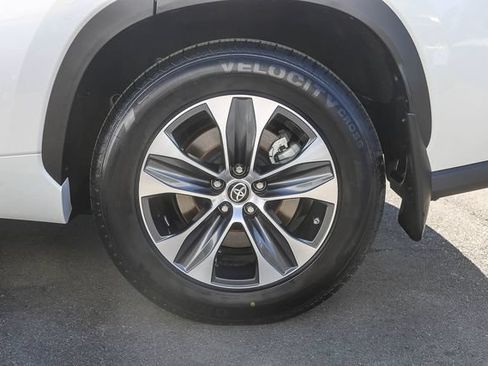 Used 2024 Toyota Highlander XLE FWD image 11