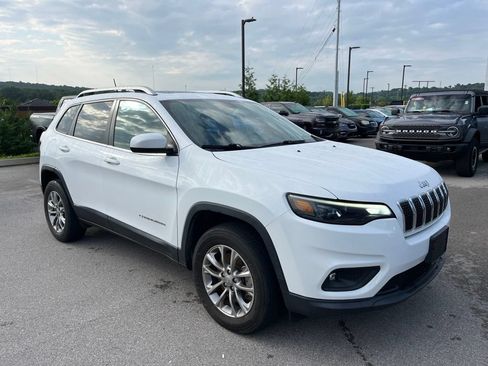 Used 2019 Jeep Cherokee Latitude Plus w/ Comfort/Convenience Group AWD/4WD image 2