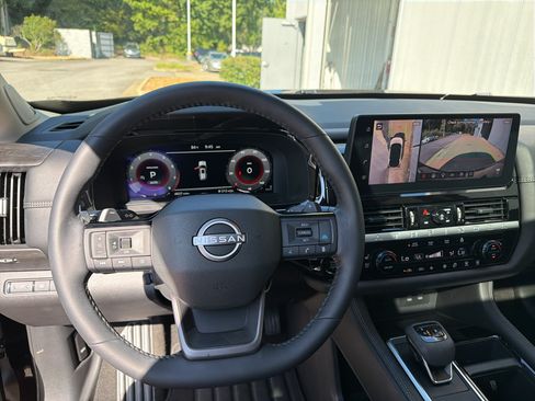 Used 2026 Nissan Pathfinder Platinum AWD/4WD image 12