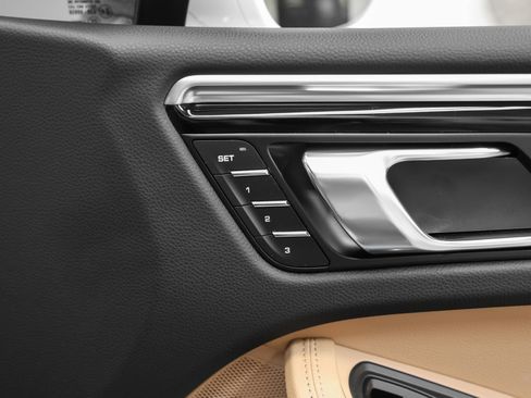 Certified 2023 Porsche Macan AWD/4WD image 19