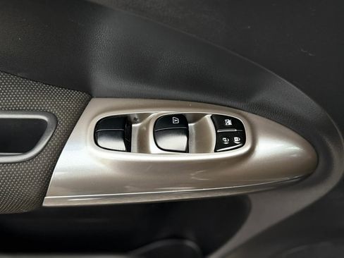 Used 2013 Nissan Juke S FWD image 20