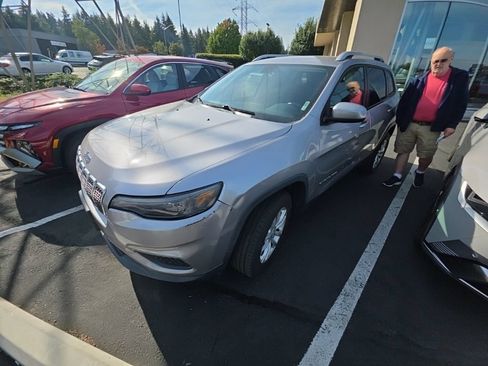 Used 2020 Jeep Cherokee Latitude w/ Cold Weather Group AWD/4WD image 2