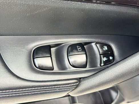 Used 2018 Nissan Rogue SV FWD image 24