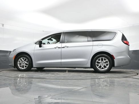 Used 2024 Chrysler Pacifica Touring-L FWD image 28