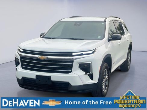 Used 2025 Chevrolet Traverse LT FWD image 1