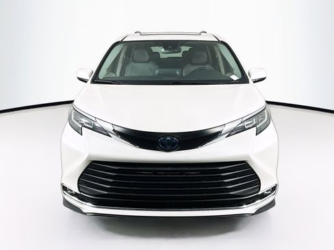 Used 2021 Toyota Sienna XLE w/ XLE Plus Package image 2