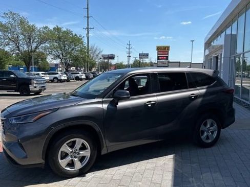 Used 2021 Toyota Highlander LE FWD image 12