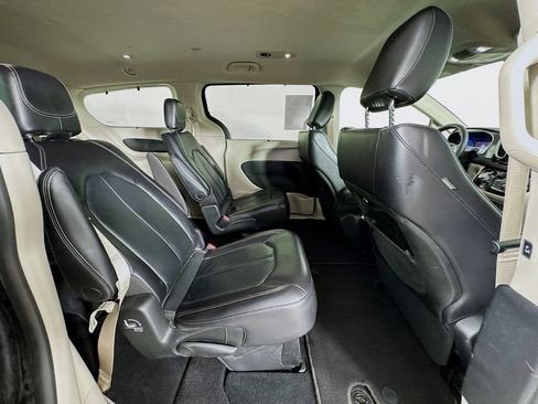 Used 2022 Chrysler Pacifica Touring-L FWD image 27