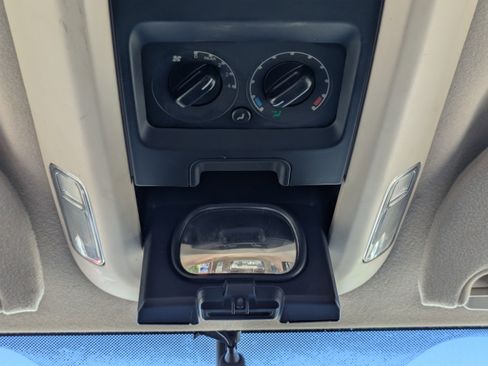 Used 2005 Ford Expedition XLT image 16