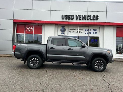 Certified 2019 Toyota Tacoma TRD Off-Road AWD/4WD image 7