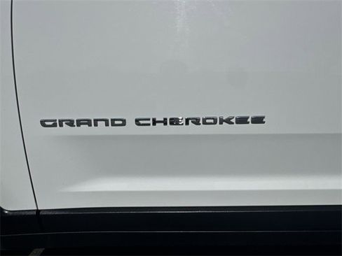Used 2023 Jeep Grand Cherokee Limited image 33