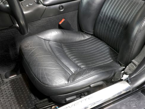 Used 2002 Chevrolet Corvette Coupe w/ Preferred Equipment Group1 image 91