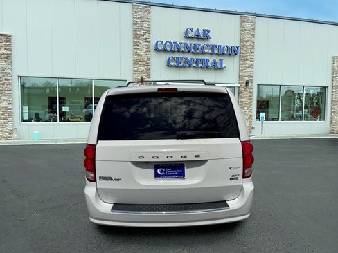 Used 2019 Dodge Grand Caravan SXT FWD image 3