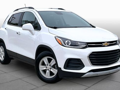 Used 2020 Chevrolet Trax LT w/ LT Convenience Package FWD image 3