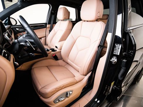 Certified 2026 Porsche Macan AWD/4WD image 7