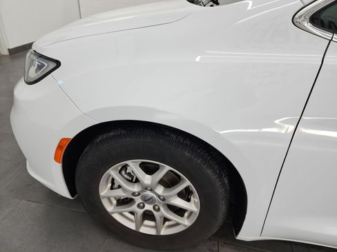 Used 2024 Chrysler Pacifica Touring-L image 31