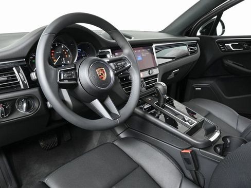 Certified 2025 Porsche Macan image 4