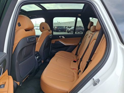 Used 2022 BMW X5 xDrive40i w/ Parking Assistance Package AWD/4WD image 10
