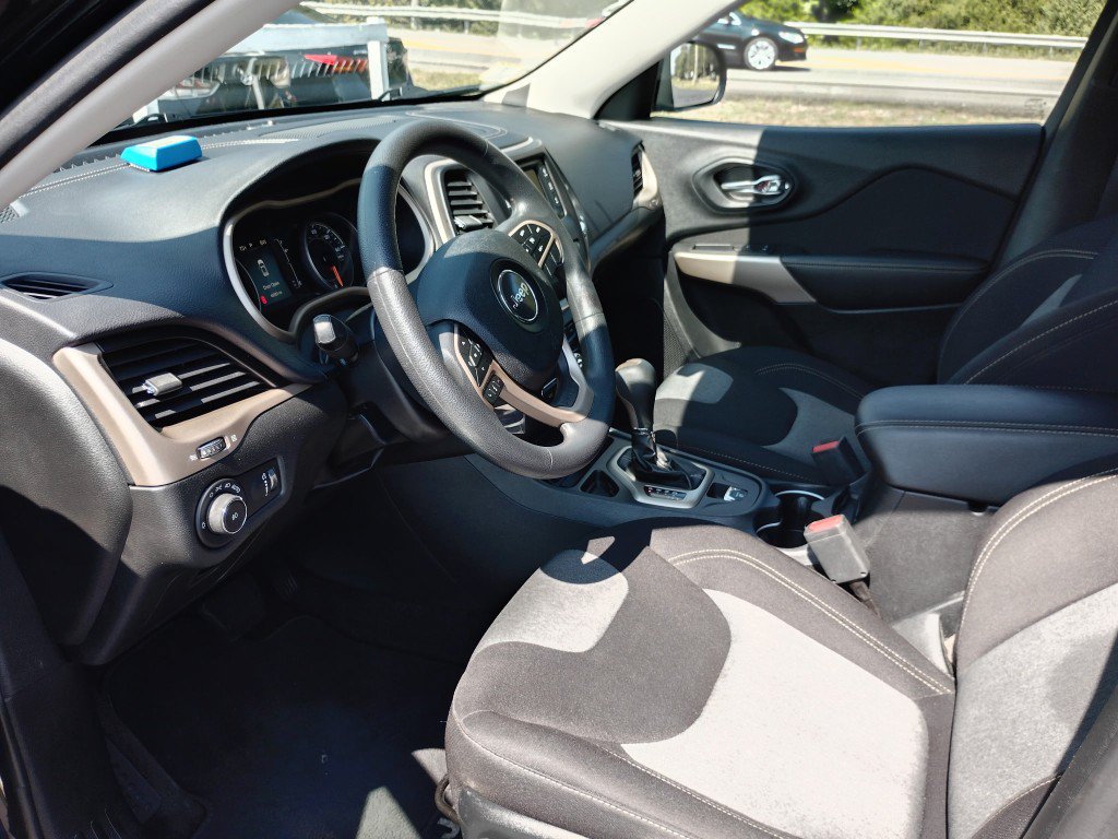 Used 2018 Jeep Cherokee Latitude w/ Safety Group FWD image 7