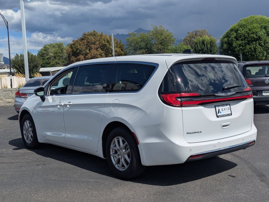 Used 2024 Chrysler Pacifica Touring-L FWD image 7