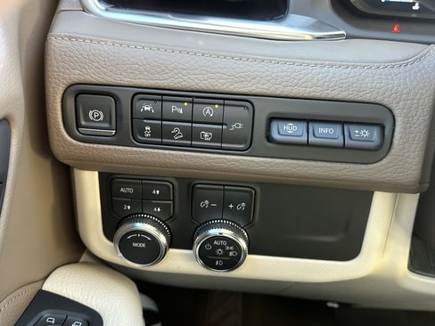 Certified 2022 GMC Yukon XL Denali image 29