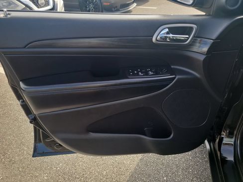 Used 2019 Jeep Grand Cherokee Laredo RWD image 17