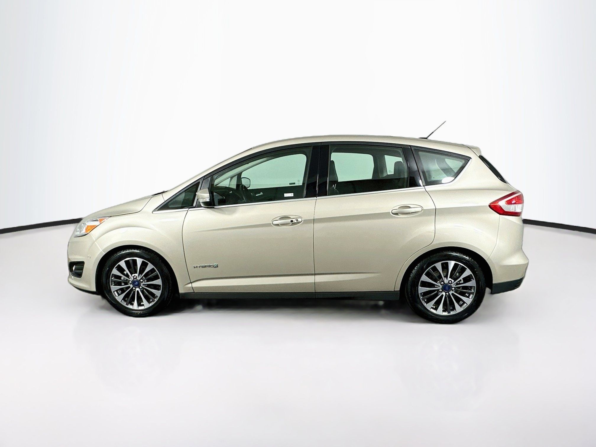 Used 2018 Ford C-MAX Titanium w/ Equipment Group 301A FWD image 4