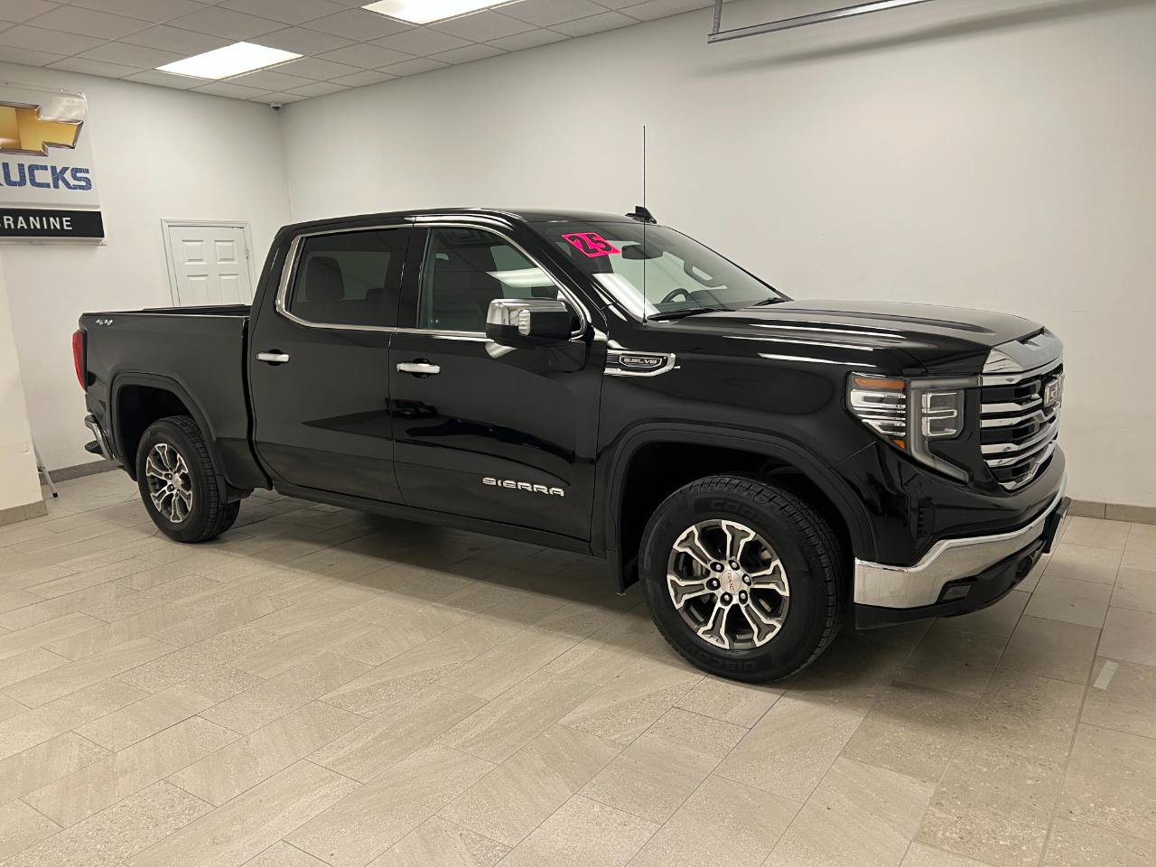 Used 2025 GMC Sierra 1500 SLT AWD/4WD image 13