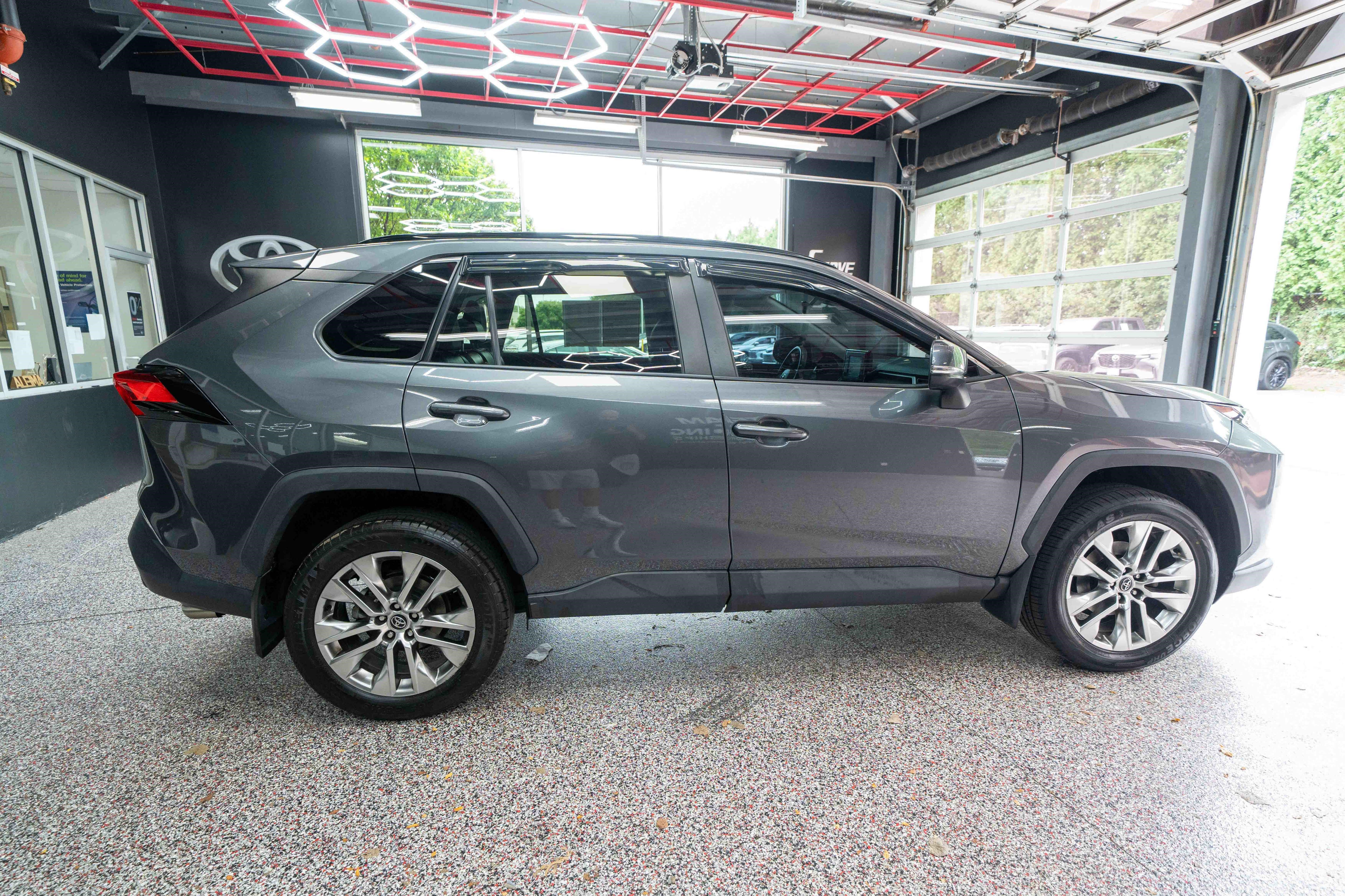 Used 2021 Toyota RAV4 XLE Premium AWD/4WD image 4