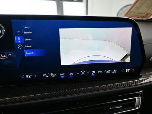 Used 2025 Chevrolet Traverse High Country FWD image 24