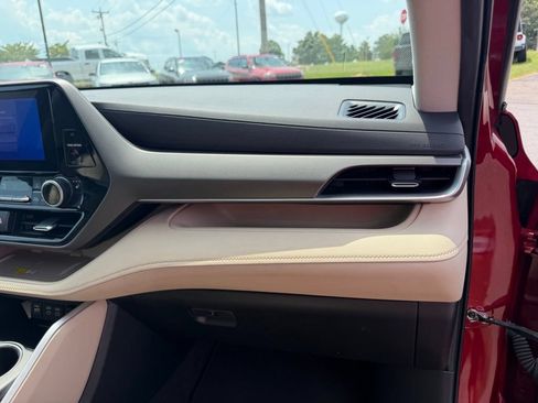 Used 2023 Toyota Highlander XLE FWD image 34