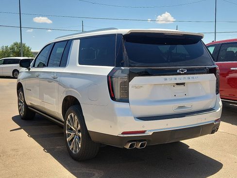Used 2025 Chevrolet Suburban High Country AWD/4WD image 2