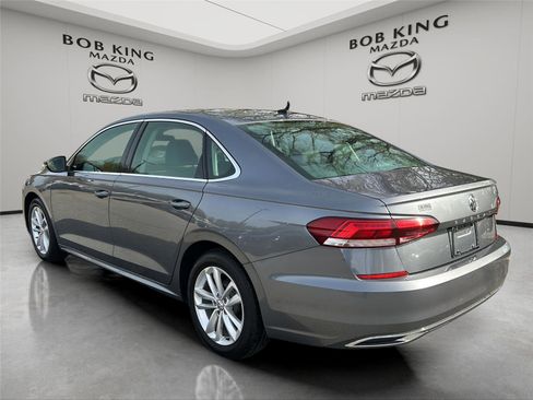 Used 2020 Volkswagen Passat 2.0T SE FWD image 3