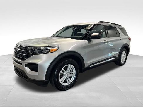 Used 2024 Ford Explorer XLT RWD image 3
